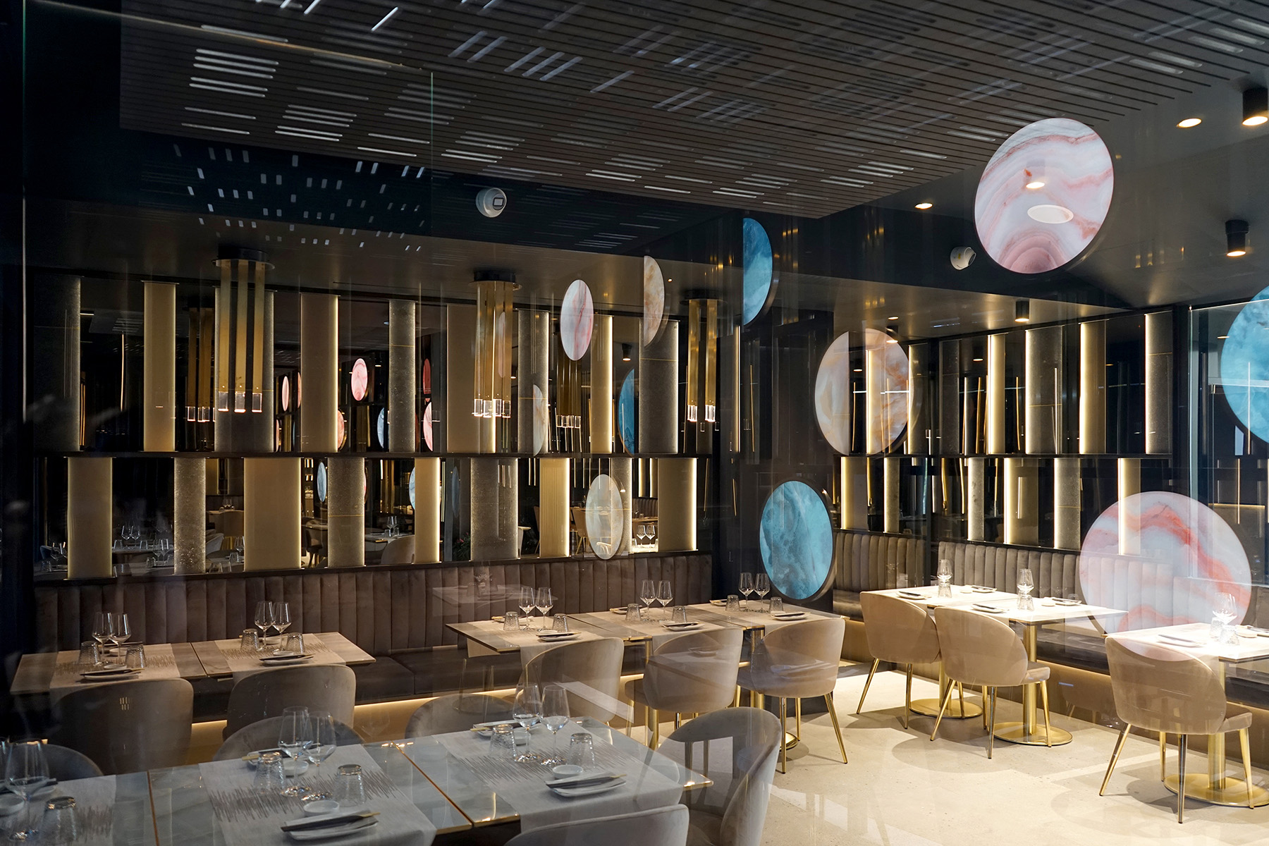 La scenografia interna ed esterna di diaframmi luminosi caratterizza il ristorante come un quadro astratto nel progetto dello studio sgsm di Milano