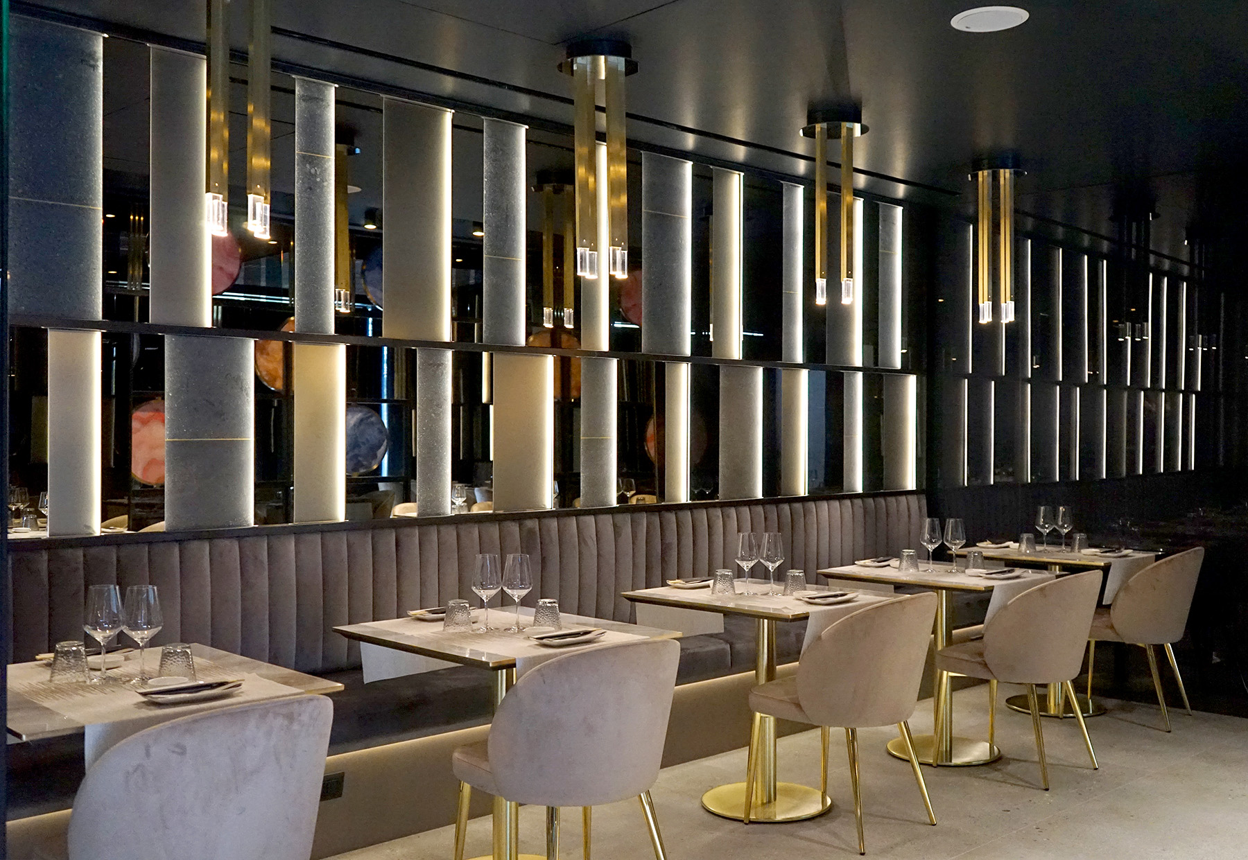 La scenografia interna ed esterna di diaframmi luminosi caratterizza il ristorante come un quadro astratto nel progetto dello studio sgsm di Milano