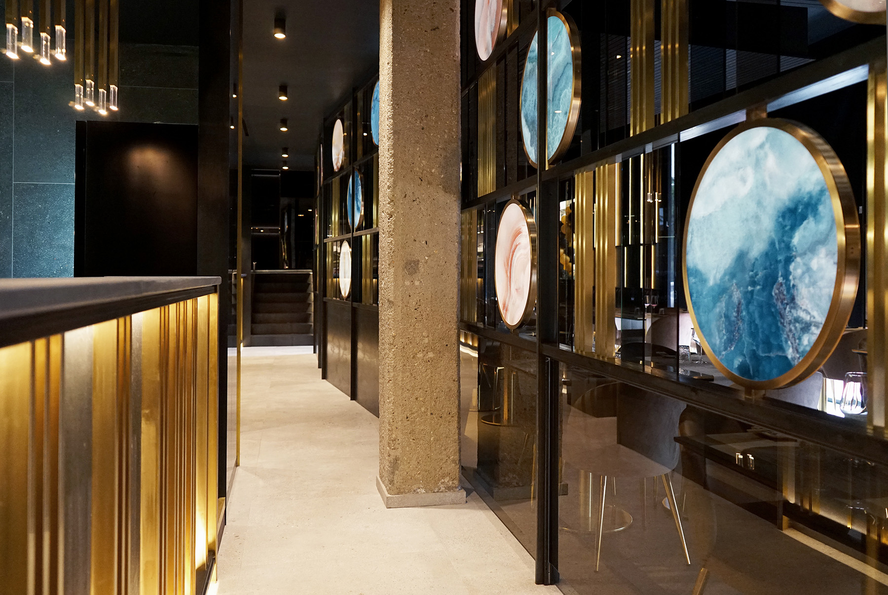 La scenografia interna ed esterna di diaframmi luminosi caratterizza il ristorante come un quadro astratto nel progetto dello studio sgsm di Milano