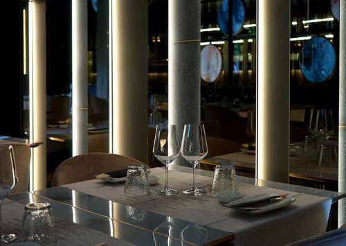 La scenografia interna ed esterna di diaframmi luminosi caratterizza il ristorante come un quadro astratto nel progetto dello studio sgsm di Milano
