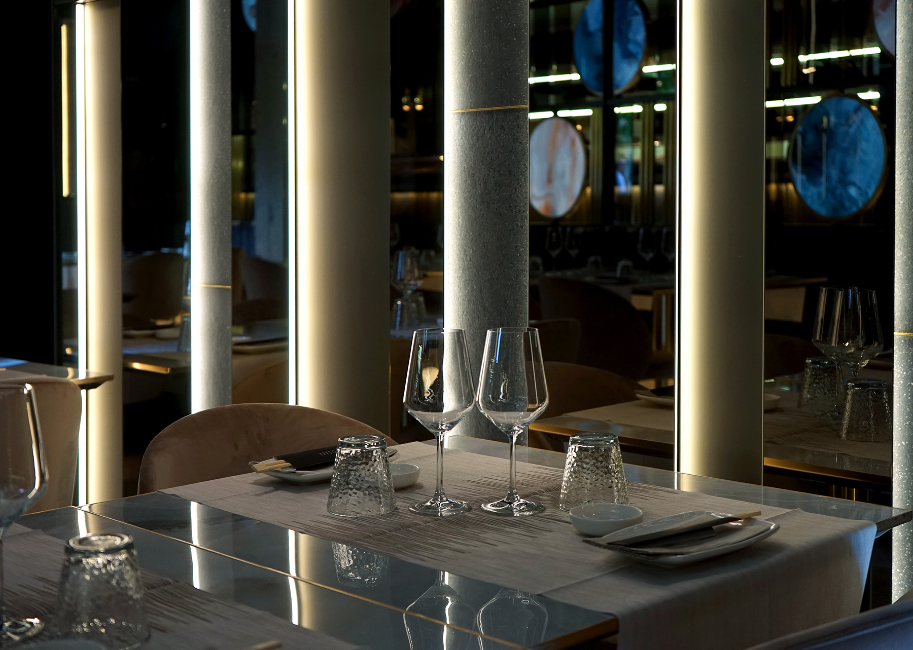 La scenografia interna ed esterna di diaframmi luminosi caratterizza il ristorante come un quadro astratto nel progetto dello studio sgsm di Milano