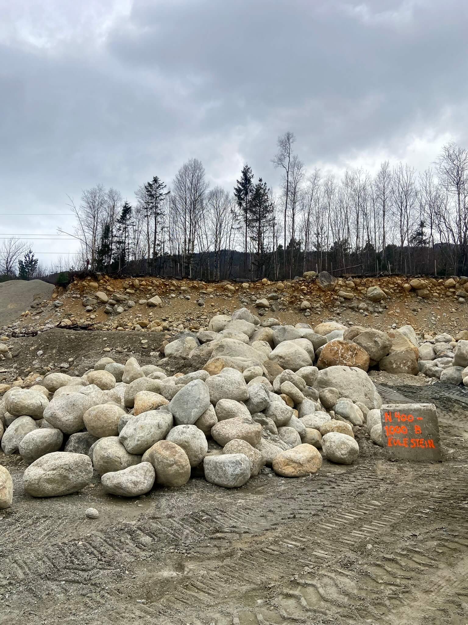 Stabel med ulike typer naturstein.