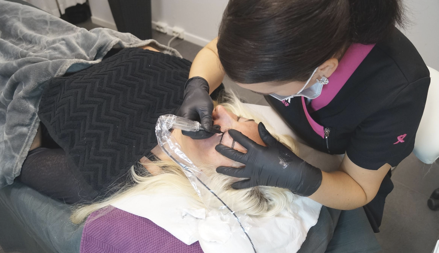 Cathrin Unhjem behandler kunde – Home of Beauty Oslo