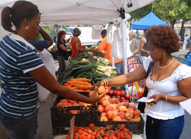New Report on Farmers Markets & Low-Income Communities