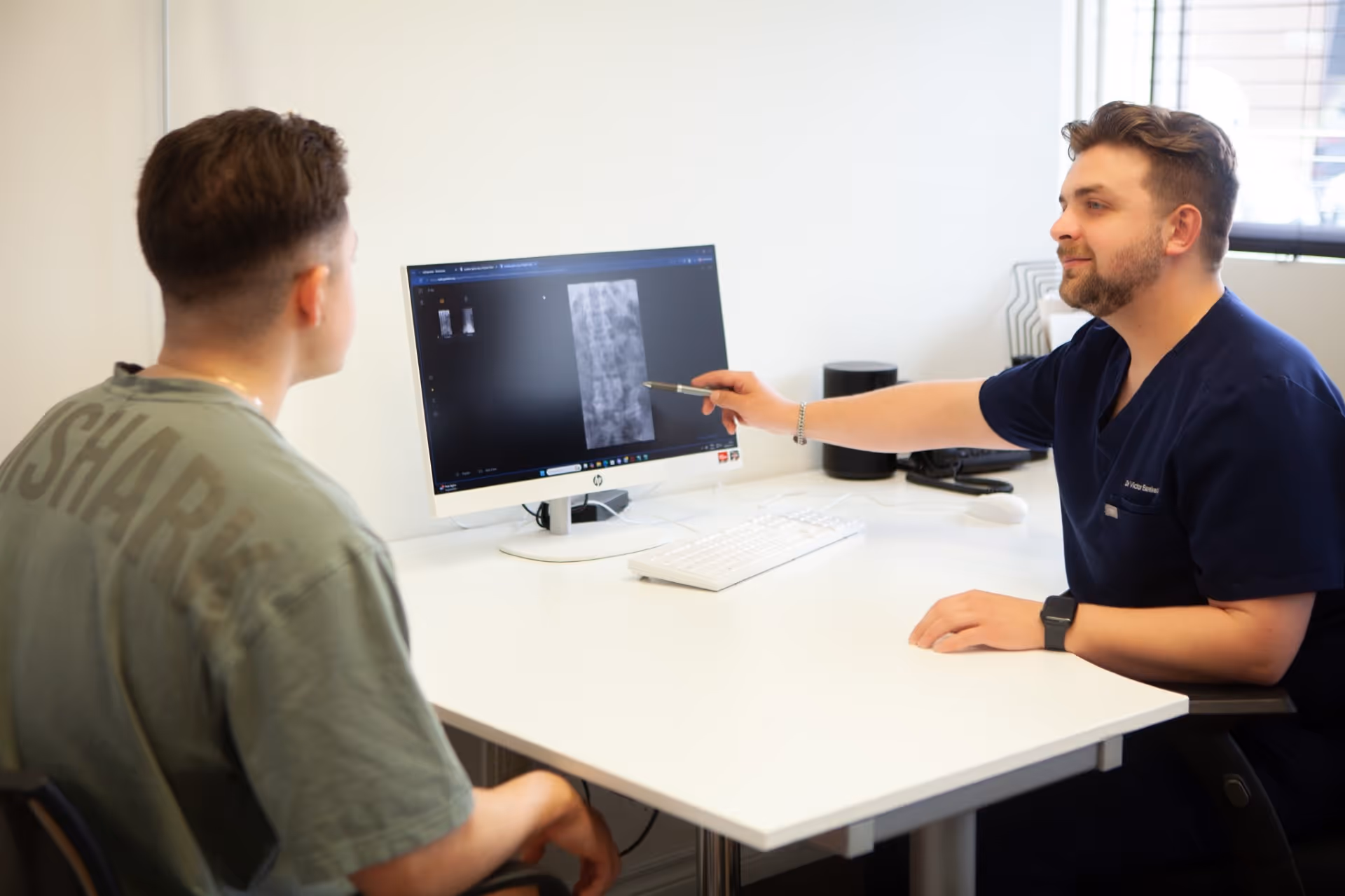 Patient en consultation avec une chiropraticienne