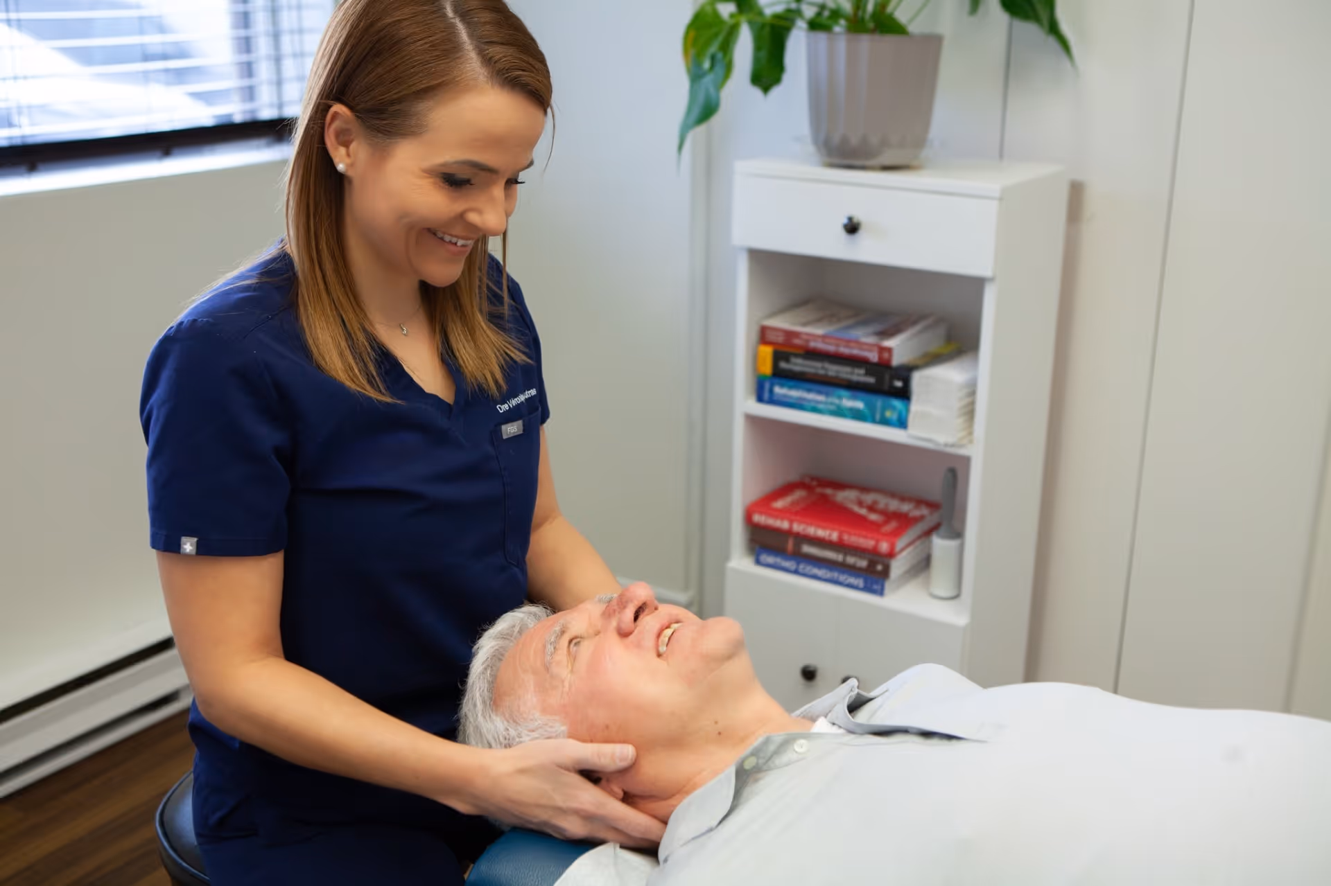 Homme en traitement chiropratique
