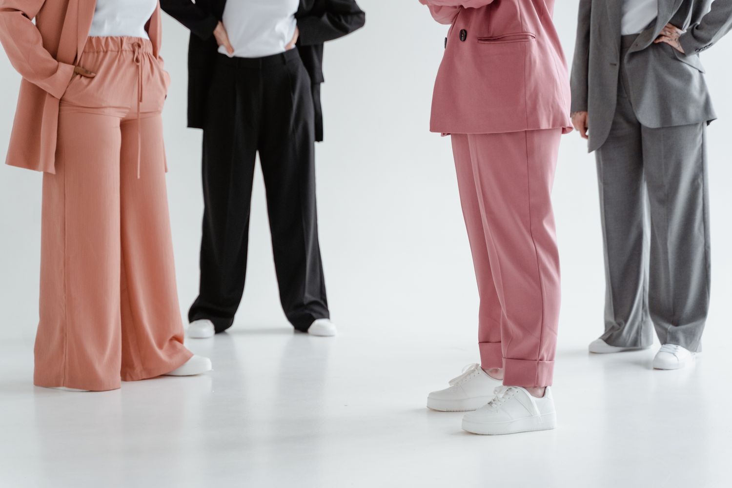 Pantalones bien entallados de tela con stretch