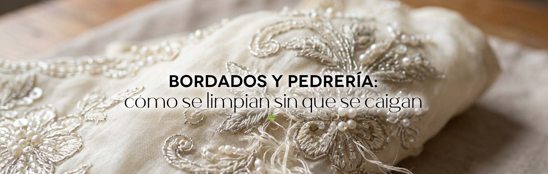 Bordados y pedrería limpiados a mano sin que se caigan los adornos
