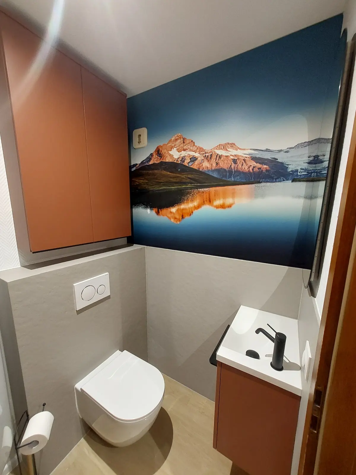 Espace wc sur mesure avec une peinture sur mesure 