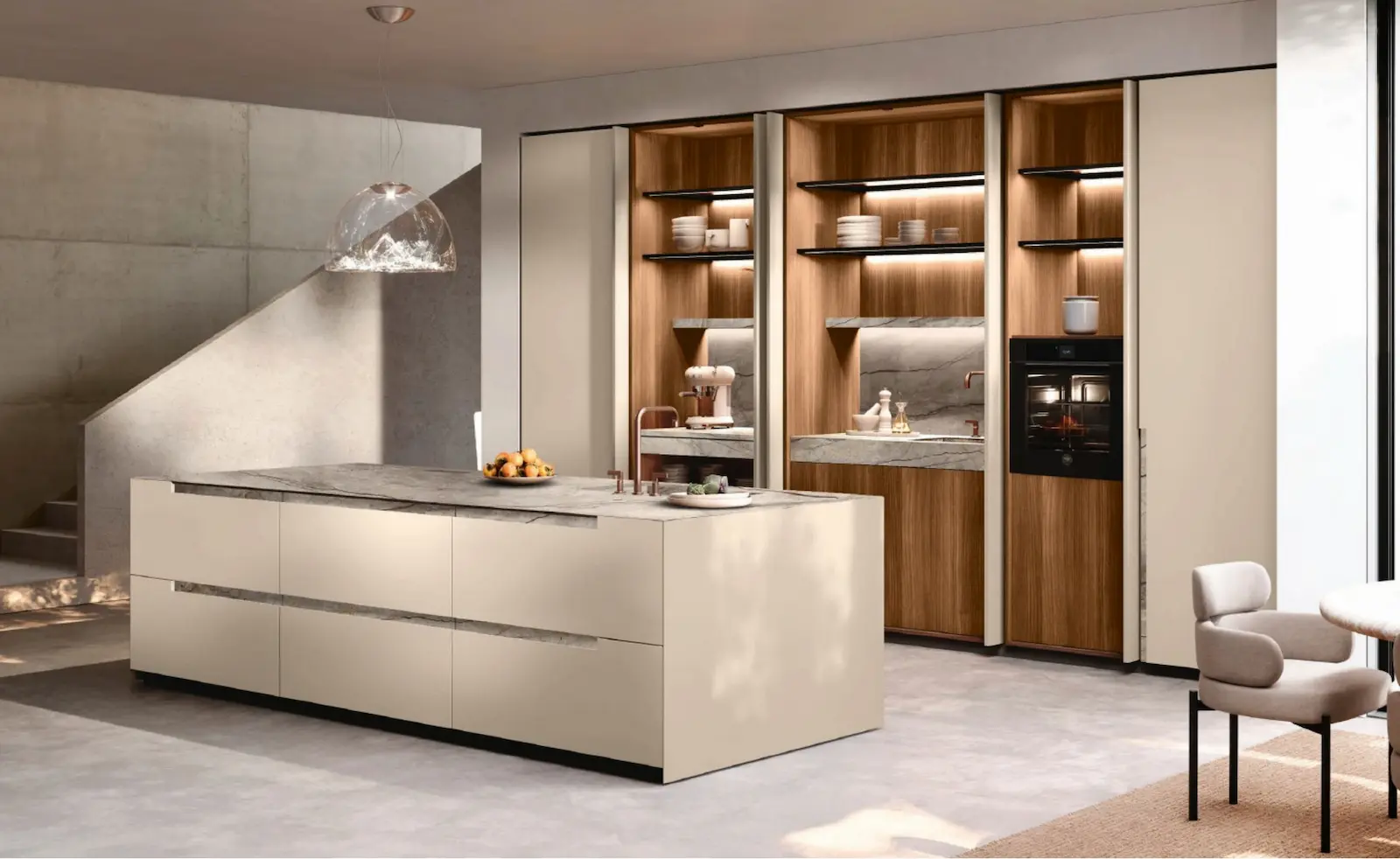 Cuisine sur mesure avec meuble encastré dans le mur et ilot central en marbre