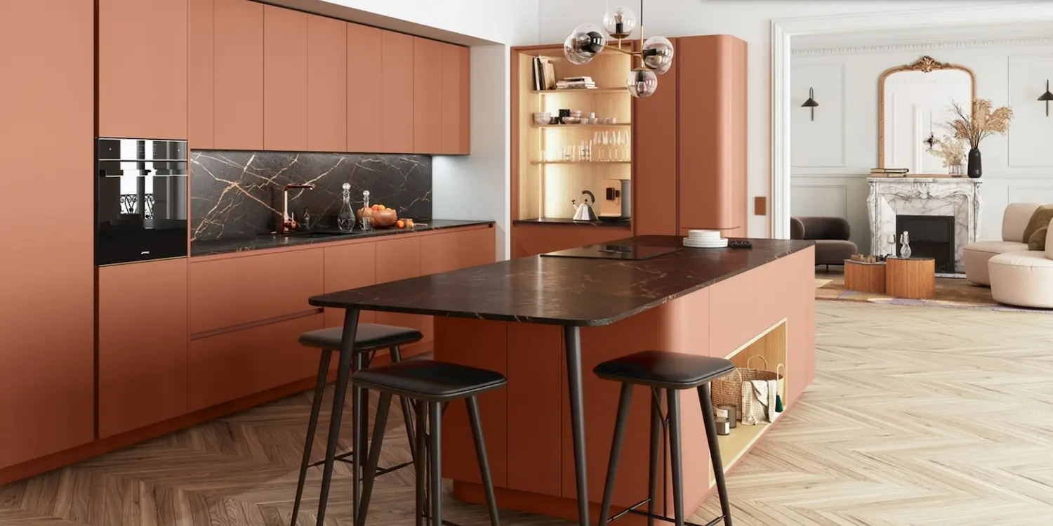 Cuisine sur mesure avec marbre noir et meuble couleur ocre