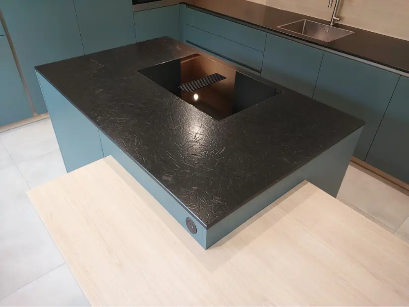 Cuisine sur mesure, avec ilot central et plan de travail fait sur mesure