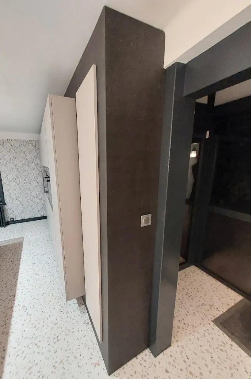 Rangement prenant tout la hauteur, dans l'entrée