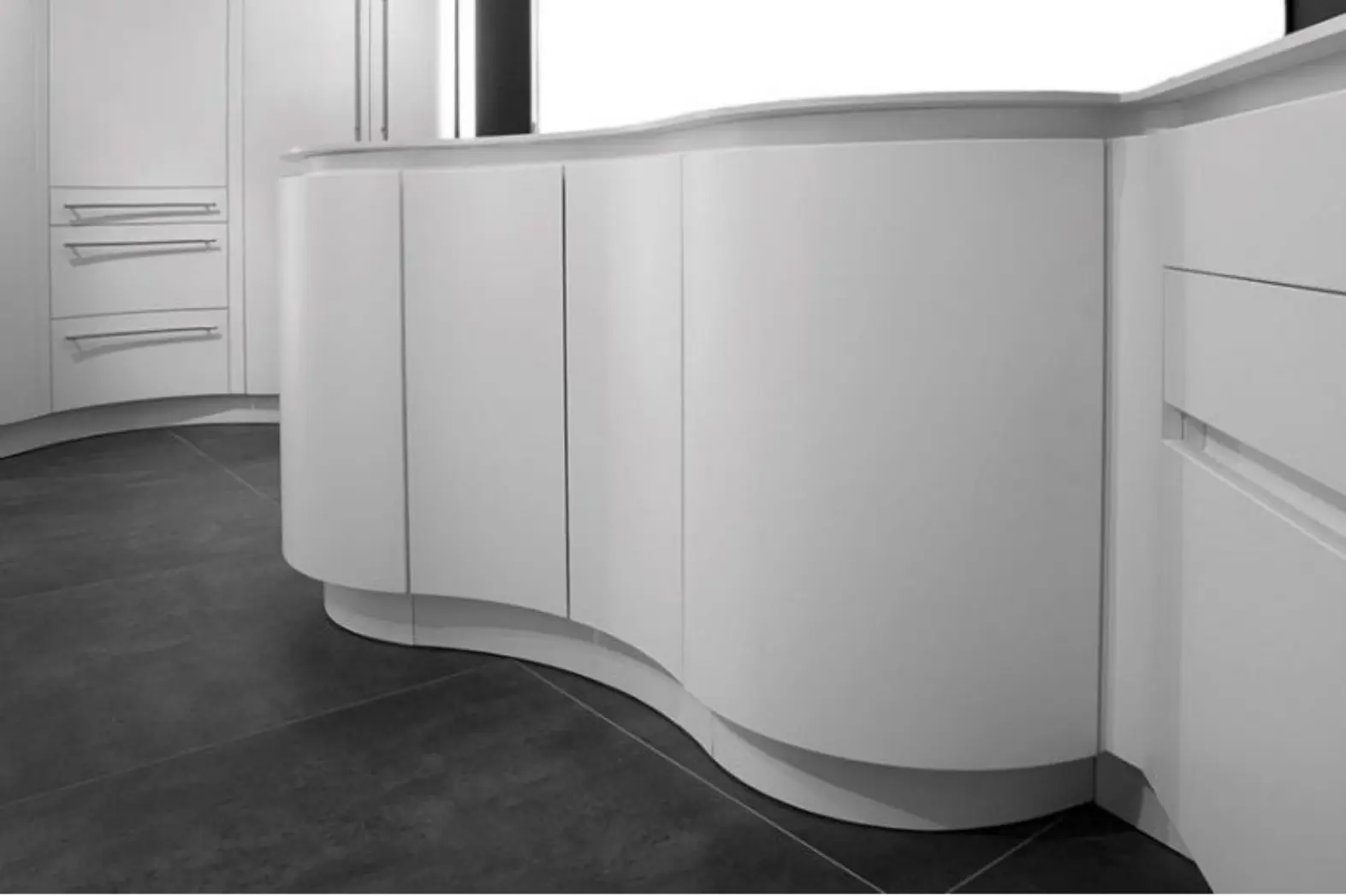 Détail sur des meubles de cuisine design en forme ondulée