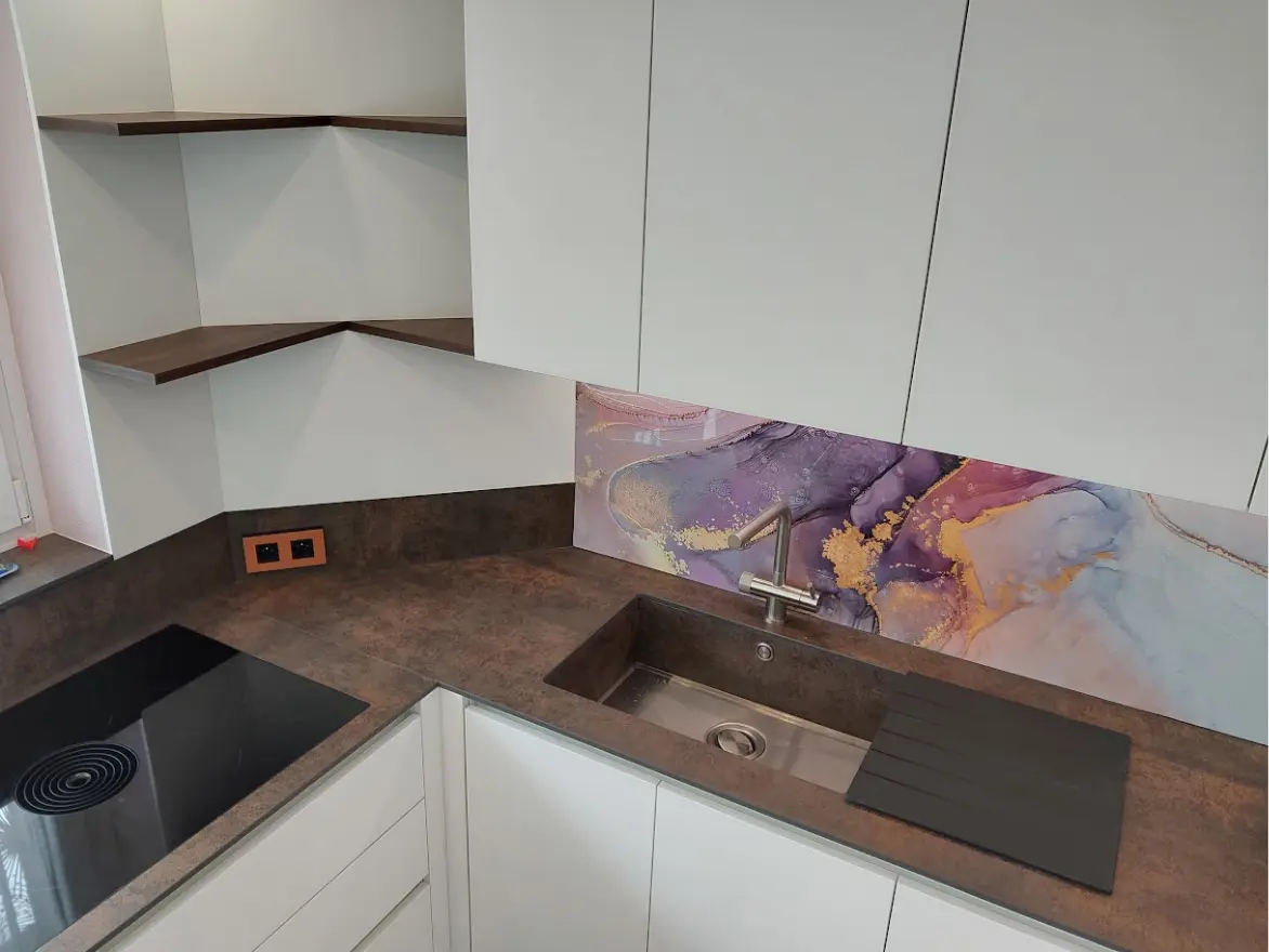 Plan de travail avec évier, et décoration du mur avec une plaque de marbre colorée (violette, rose, doré, bleu)