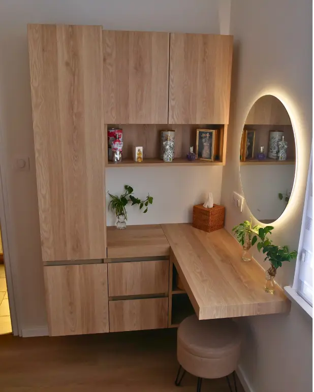 Espace de maquillage dans une salle de bain