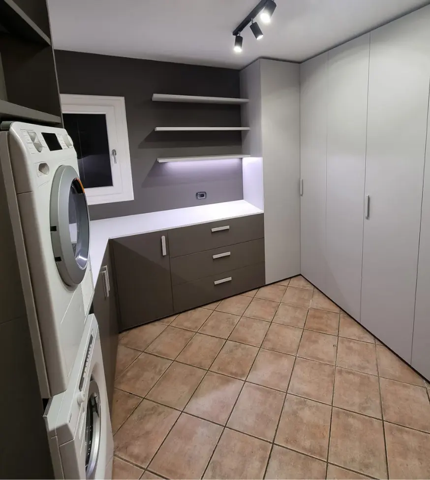 Buanderie sur mesure, avec plan de travail et rangement