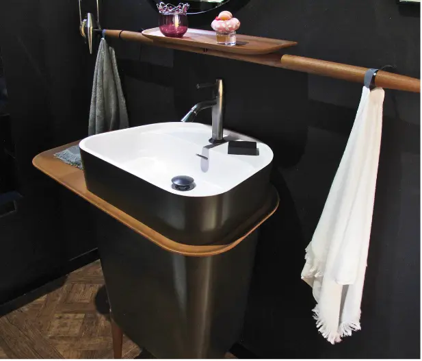 Détail lavabo noir  et bois salle de bain