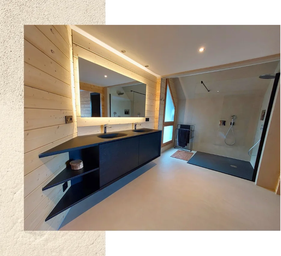 Salle de bain sur mesure avec douche à l'italienne et meuble de salle de bain avec un grand miroir