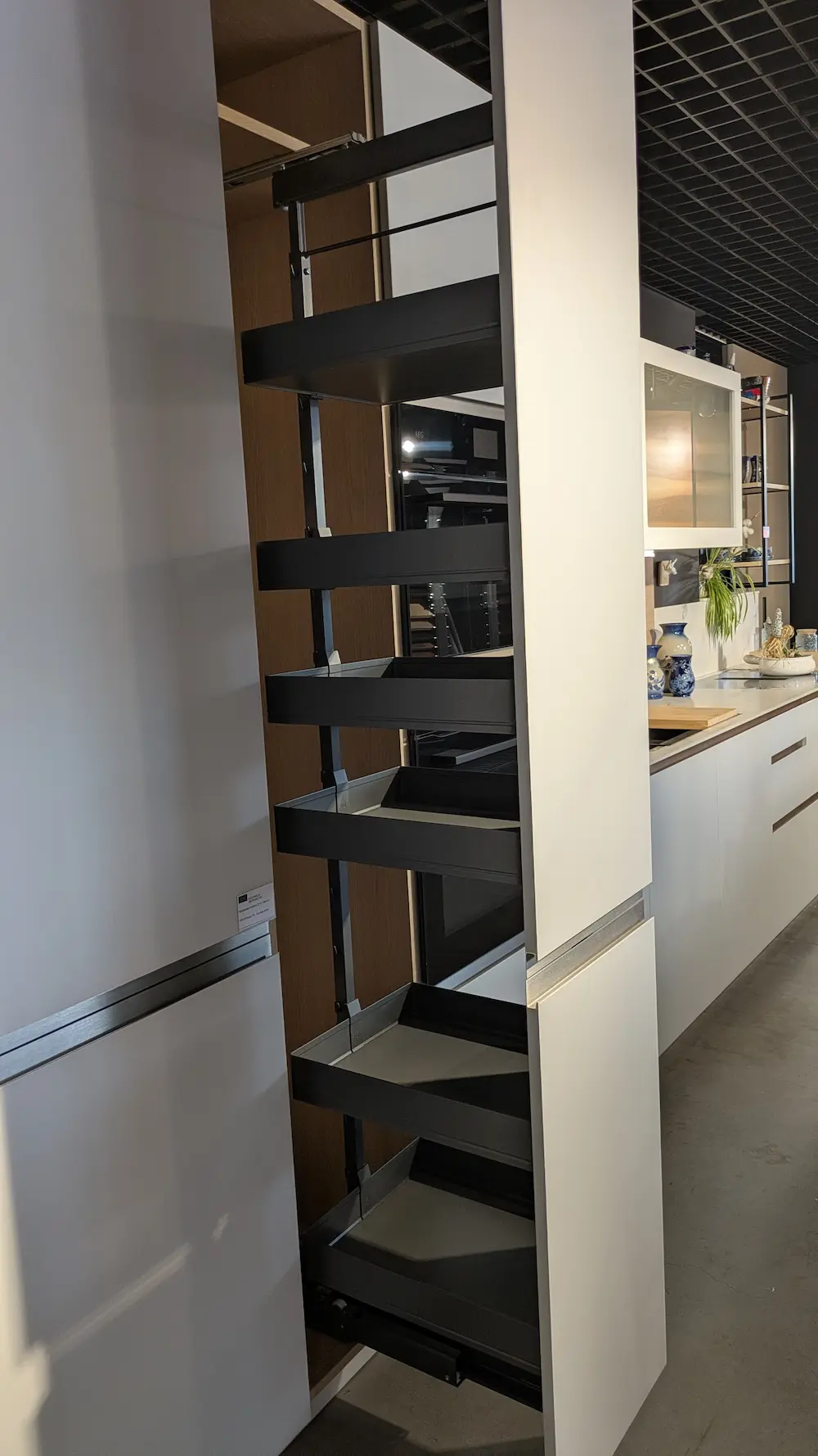 Détail d'un placard prenant toute la hauteur, pour le rangement de la cuisine