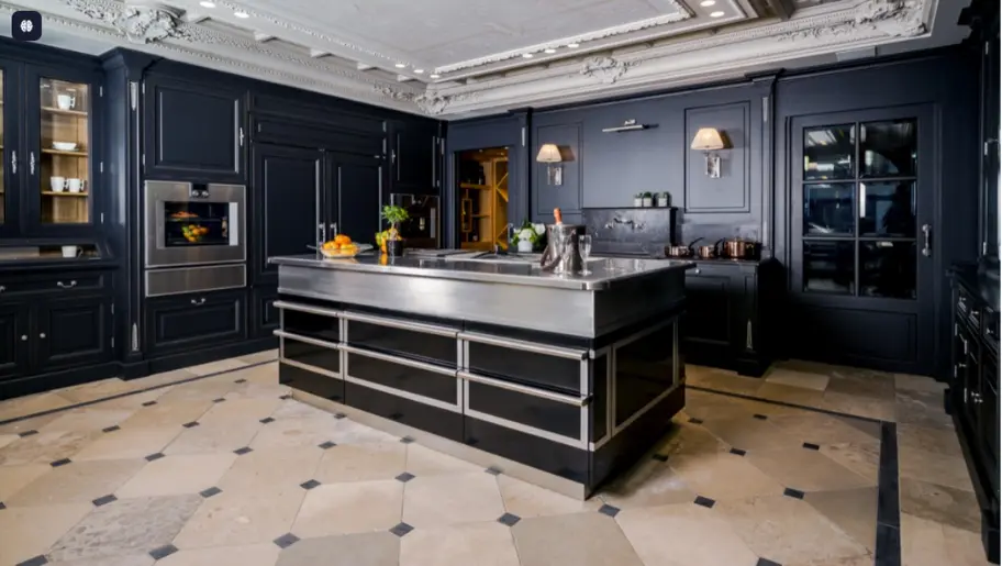 Cuisine sur mesure avec un ilot central couleur noire