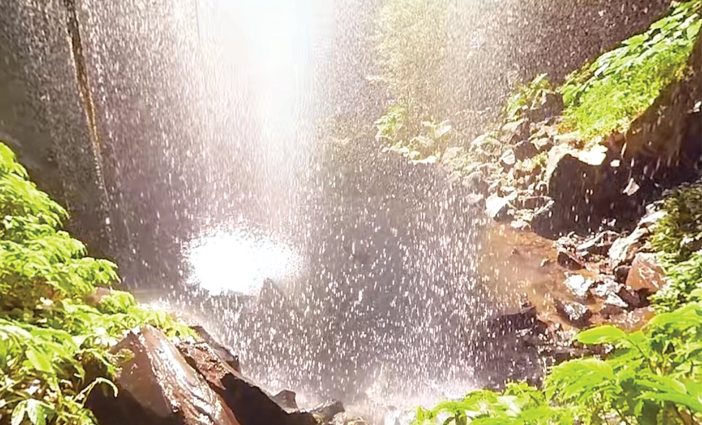 Crystal Showers, Australia
