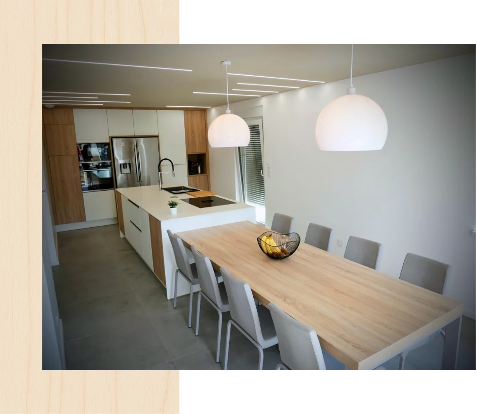 Cuisine avec plan de travail et espace de repas intégré, en marbre et bois