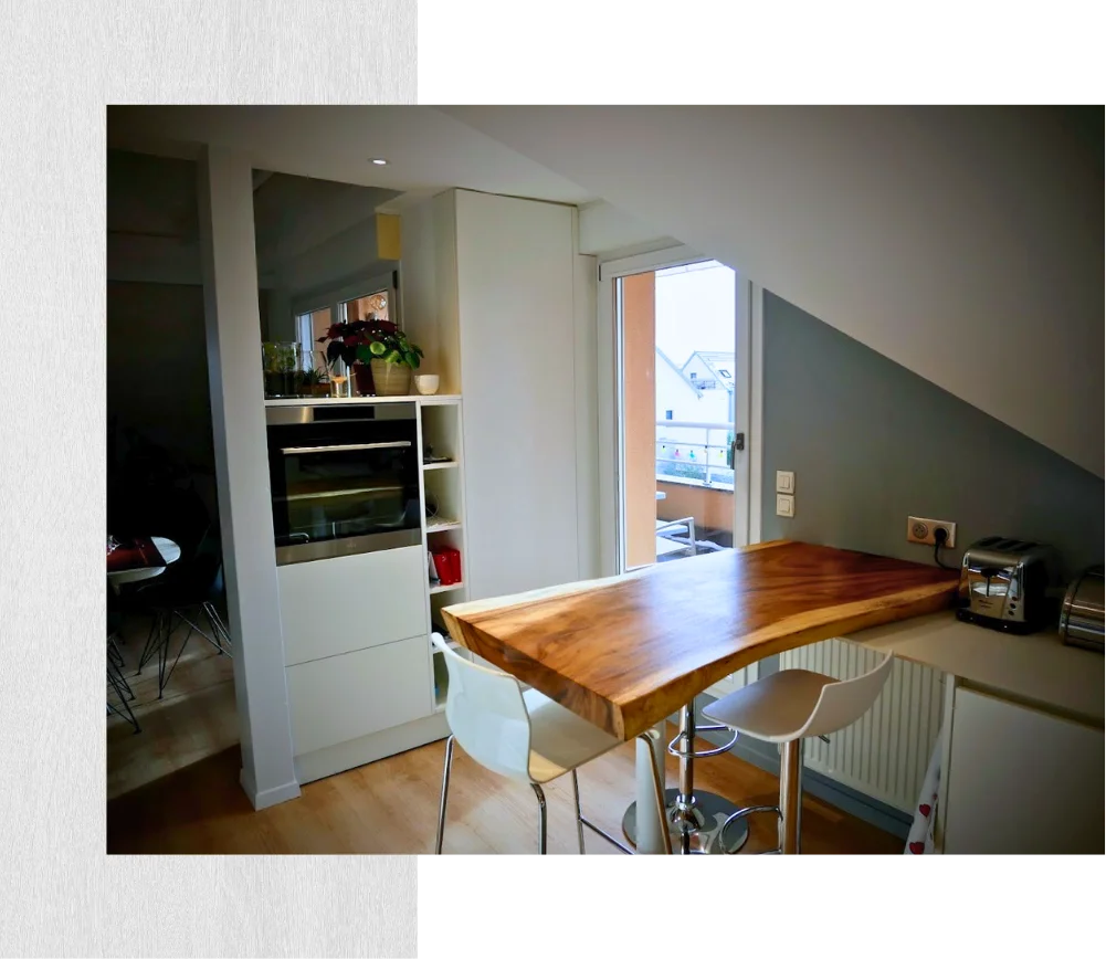 Cuisine avec plan de travail et espace de repas intégré, en marbre et bois