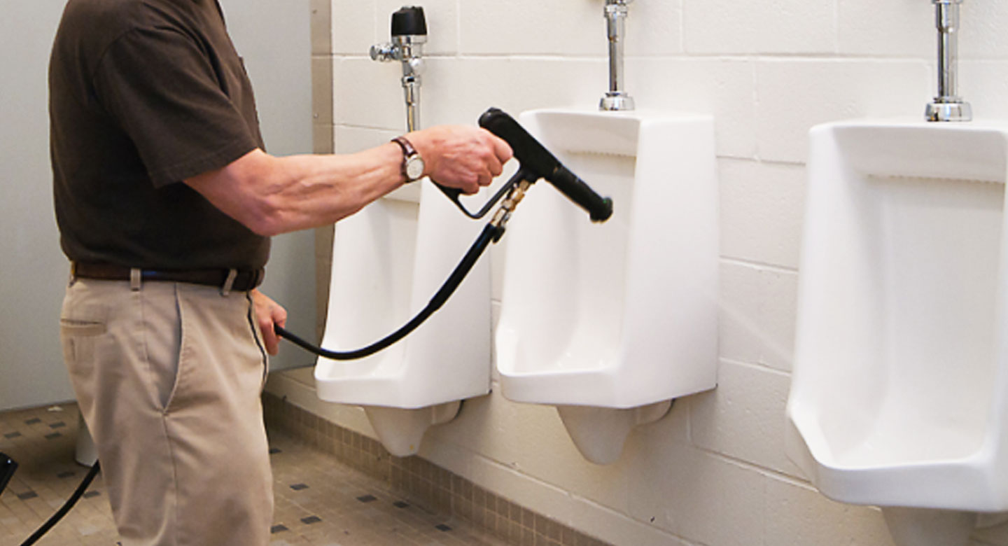 Limpieza de baños sin contacto