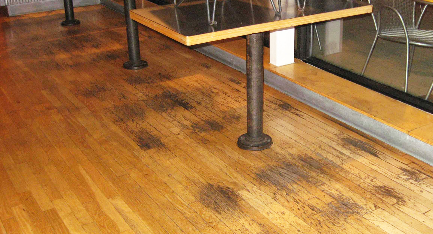 Piso de madera dañado