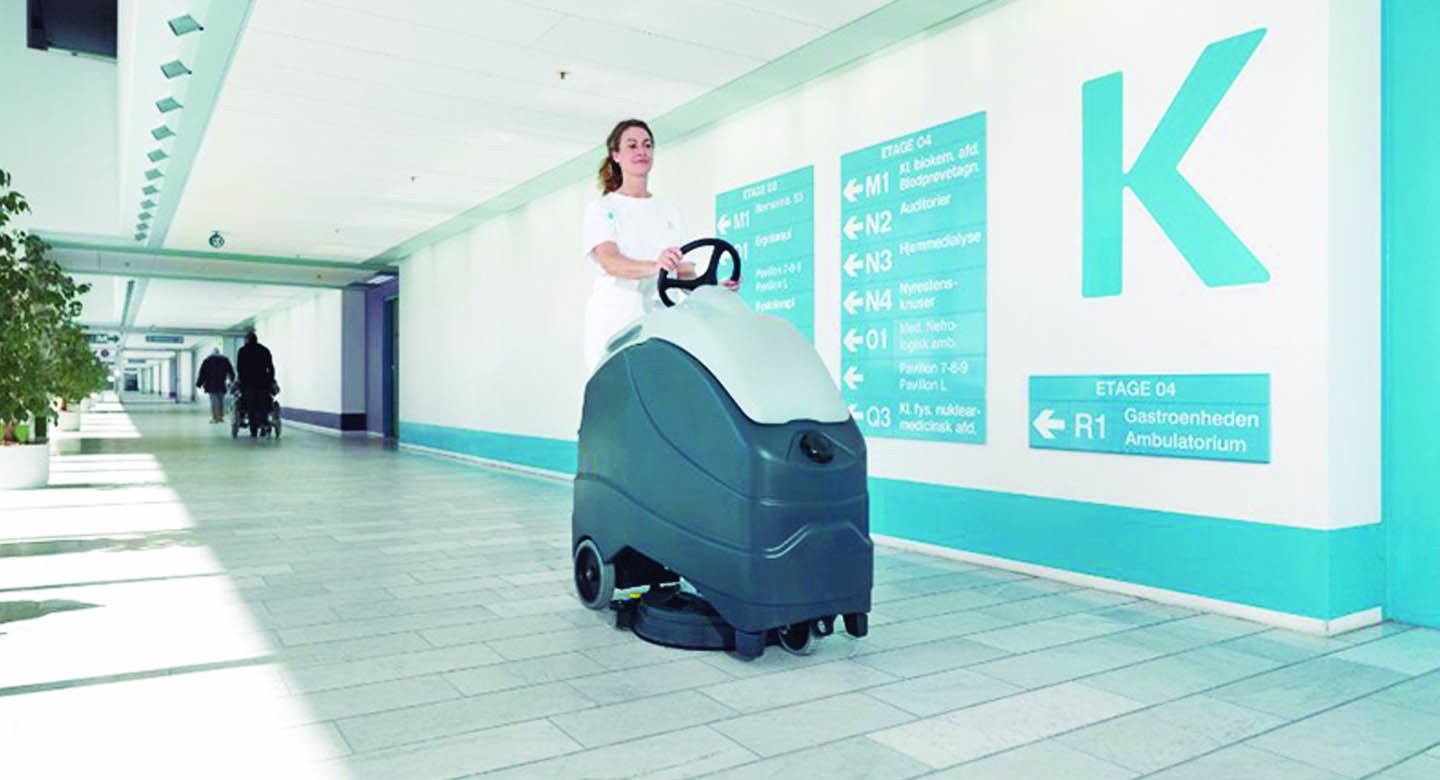 restregadora hombre a bordo