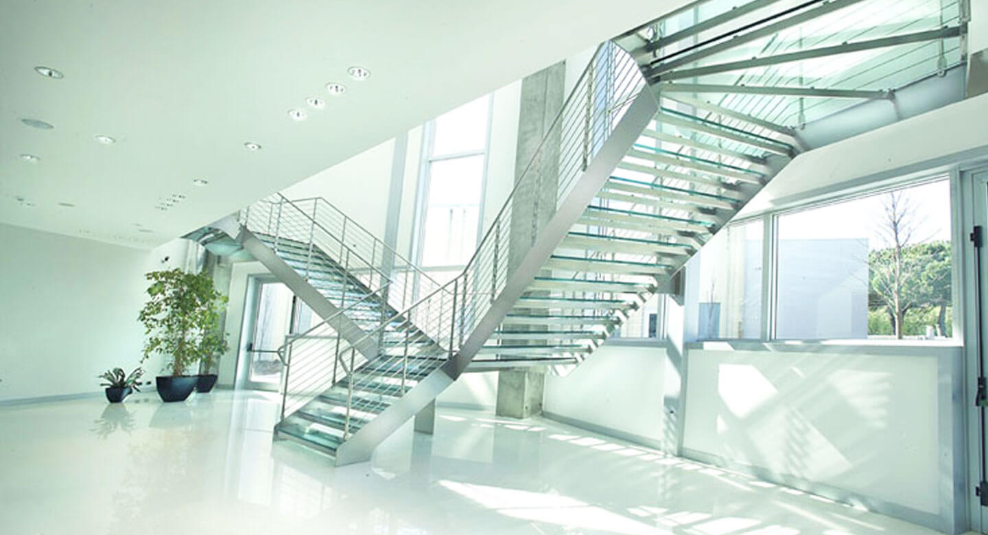 Escalera vidrio y acero