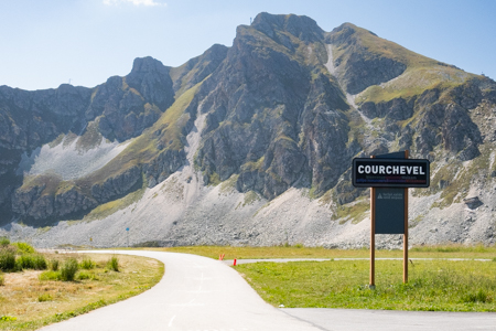 Hi everyone and welcome back to another summer post from your favourite Méribel blogging ski instructor. I'm trying this year to have a bit more of a skiing theme with my summer posts, in order to help regular skiers of the 3 Valleys visualise where many of these photos have been taken.