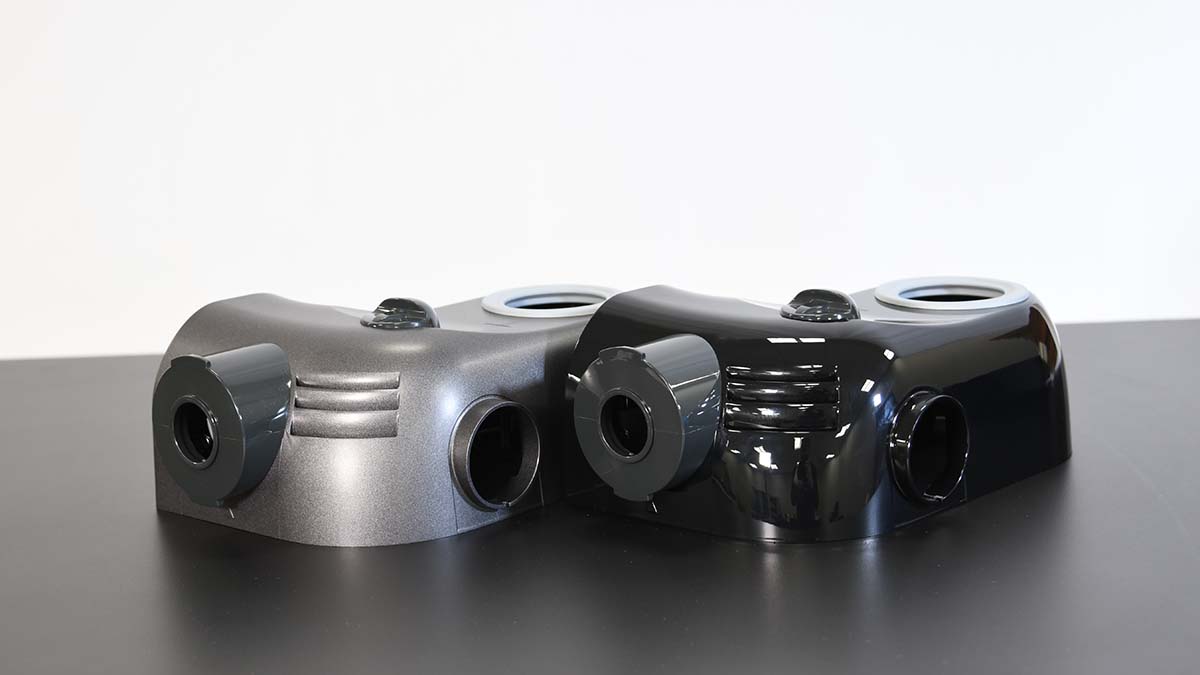 광택 마감 처리된 물체 옆에 무광택 마감 처리된 물체를 묘사한 이미지