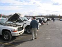 一名男子在汽车拍卖会at  at 一辆卡车的照片
