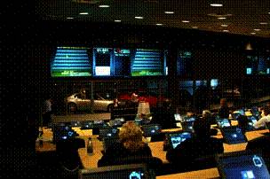 一群人在汽车拍卖场内的照片