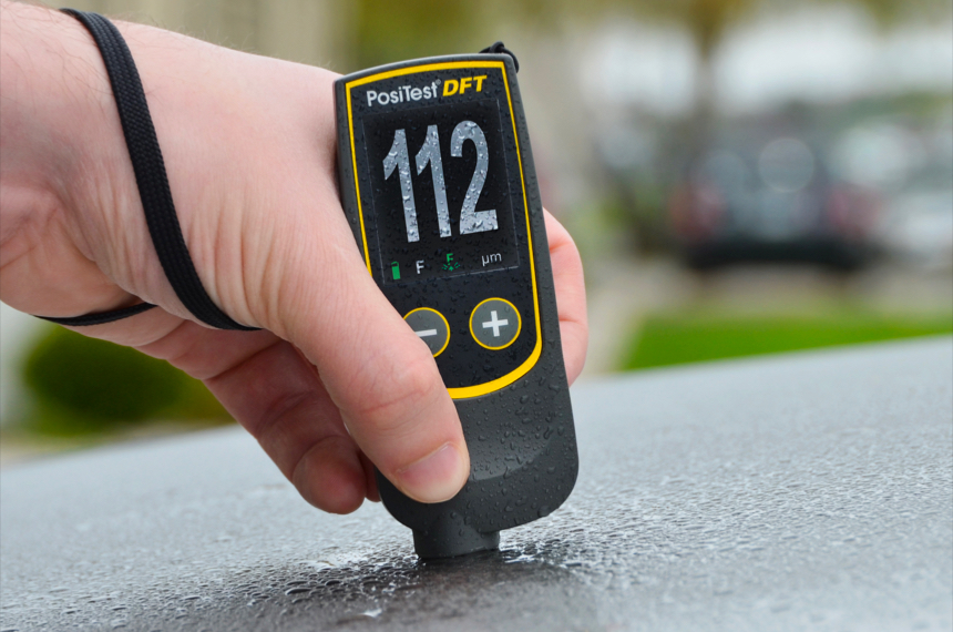 PosiTest DFT 自动密尔计在湿润状态下测量汽车引擎盖油漆厚度的特写照片