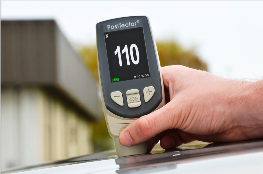 PosiTector 6000 以微米为单位测量汽车引擎盖油漆厚度的特写照片