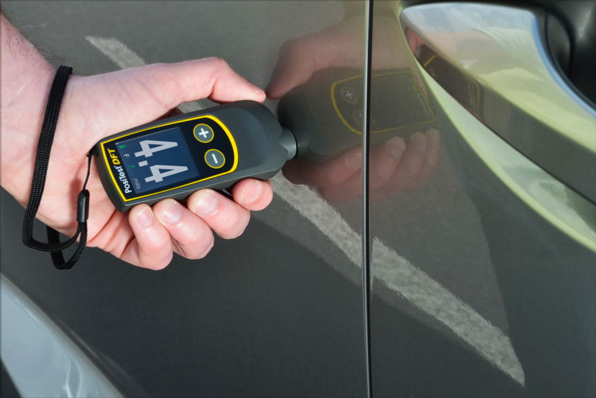 PosiTest DFT 对汽车车门进行油漆厚度测量的照片