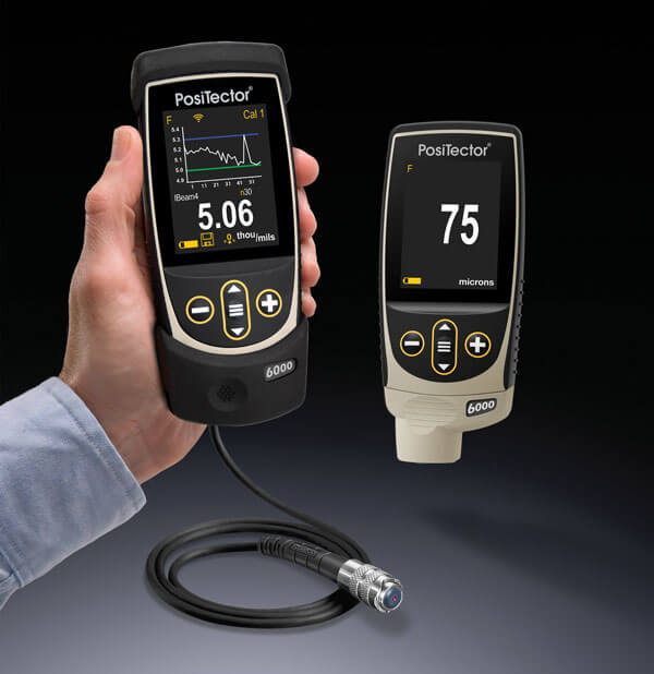 PosiTector 6000 ゲージの画像。1 つはブーツとケーブル付きプローブ、もう 1 つは一体型プローブ。