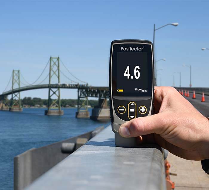 橋の手すりの亜鉛めっきの厚さを測定するPosiTector 6000の画像