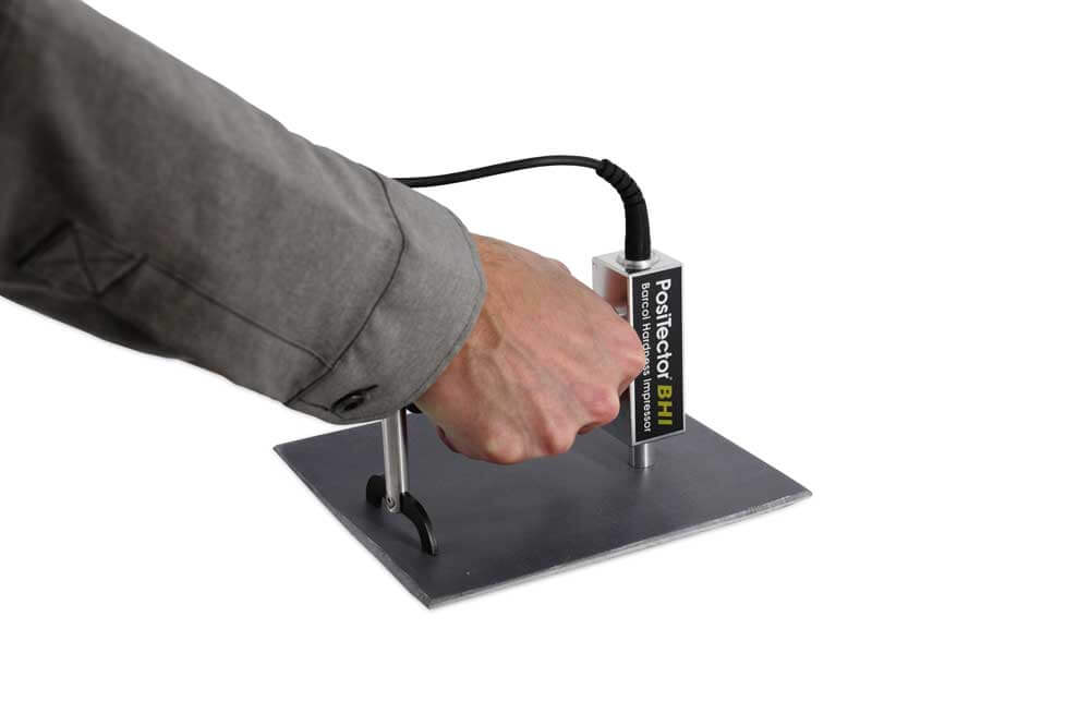 섬유 강화 플라스틱에서 측정하는 PosiTector BHI 바콜 경도 임프레서 사진