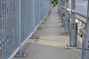 Foto de grades e divisórias galvanizadas ao longo de uma estrada