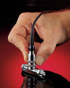 Foto de uma sonda de espessura galvanizada medindo em um parafuso galvanizado