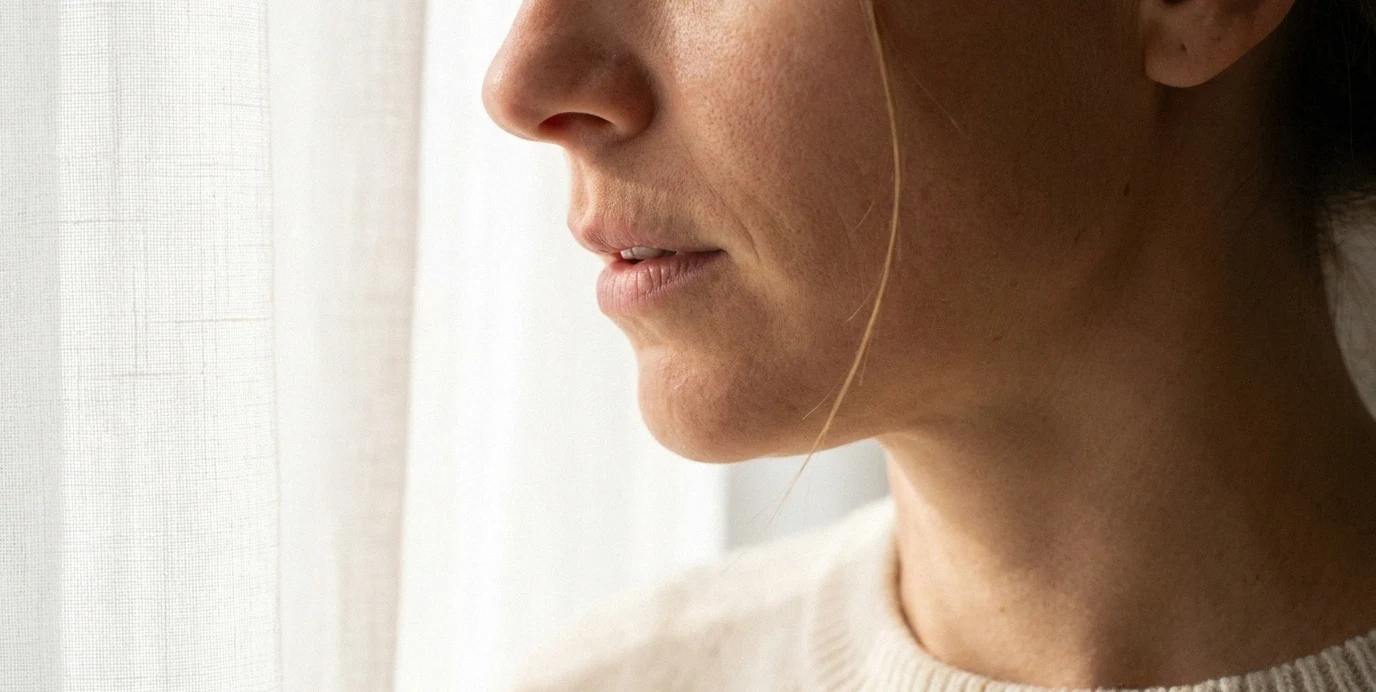 Ästhetische Nasenkorrektur für ein harmonisches Profil und freies Atmen – Nahaufnahme einer Frau zu Hause.