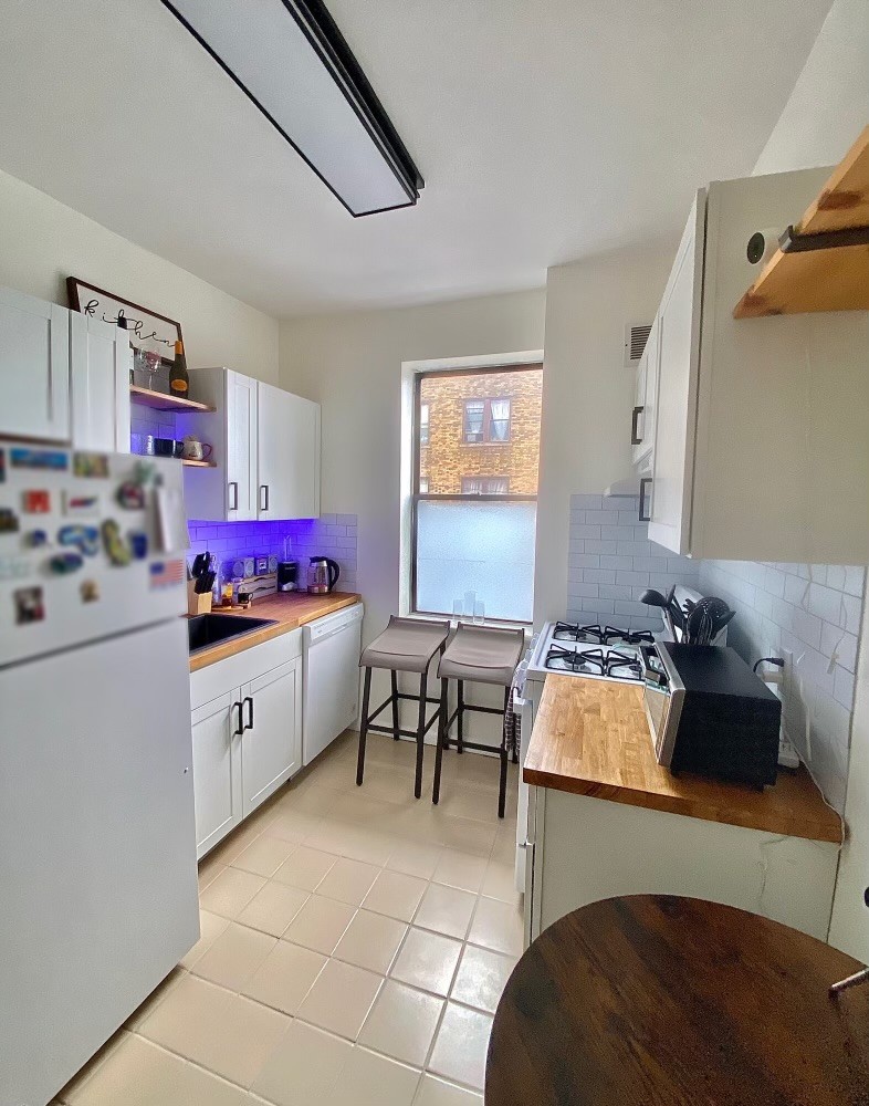 kitchen furnished