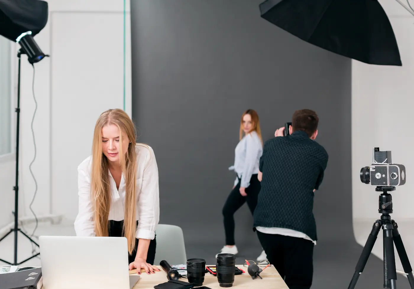 Fotograaf en model bekijken bestanden op een laptop
