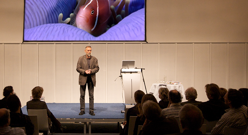 foto van Dos Winkel op podium tijdens toespraak
