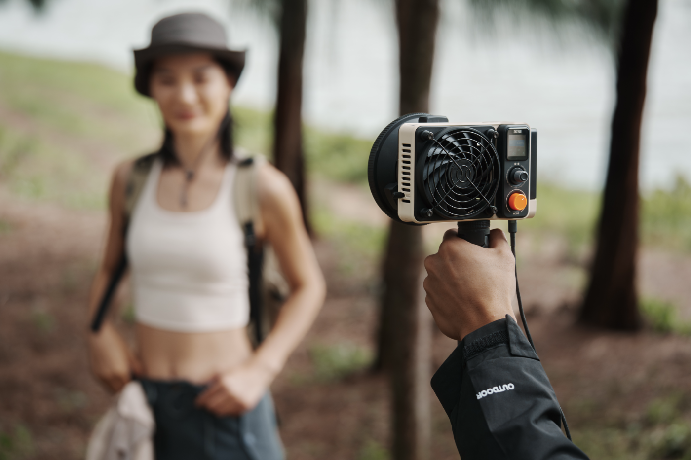 Zhiyun MOLUS X200 LED in actie met model