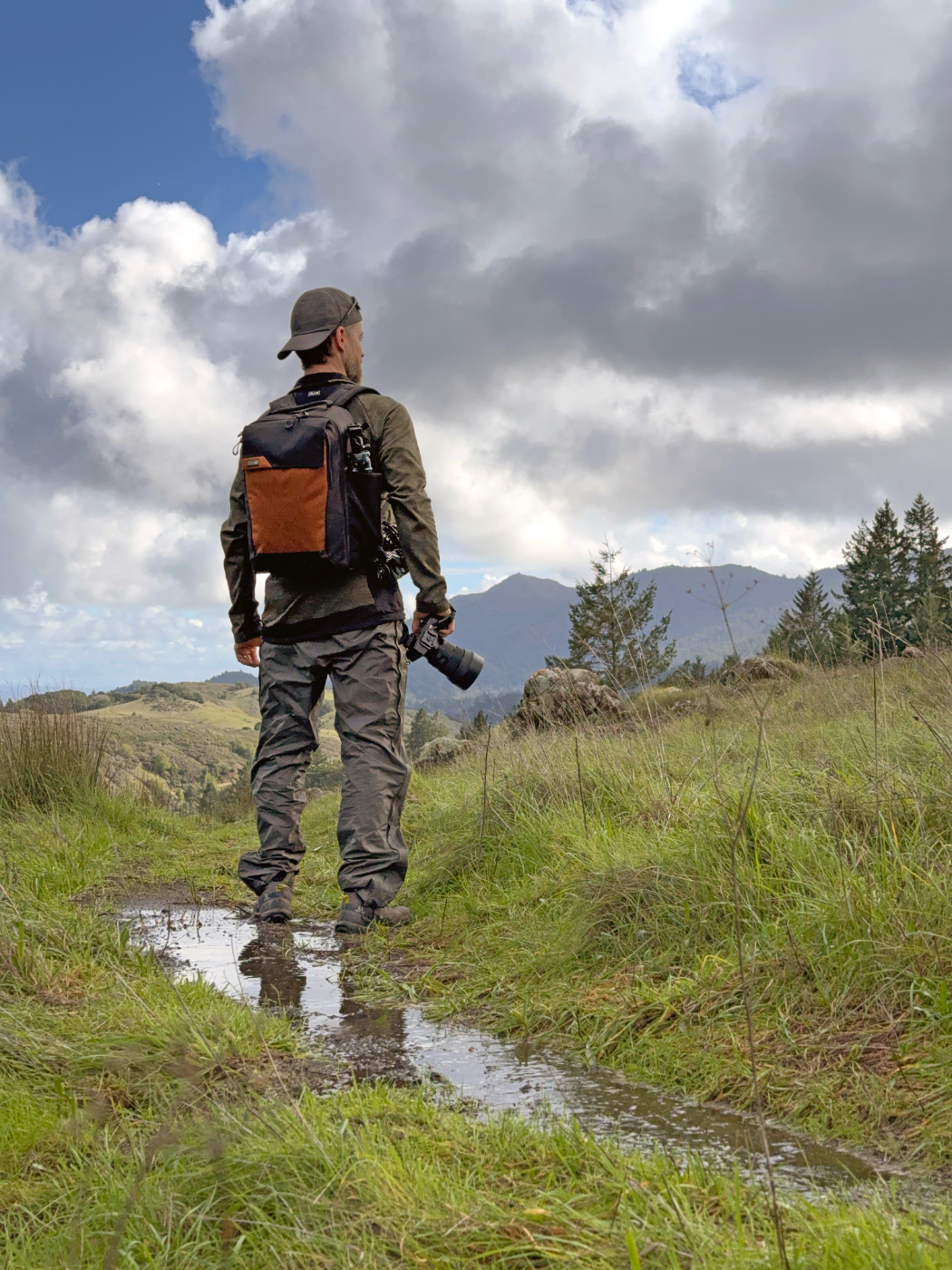 Think Tank Mirrorless Mover Backpack gedragen door fotograaf tijdens outdoor shoot in de natuur